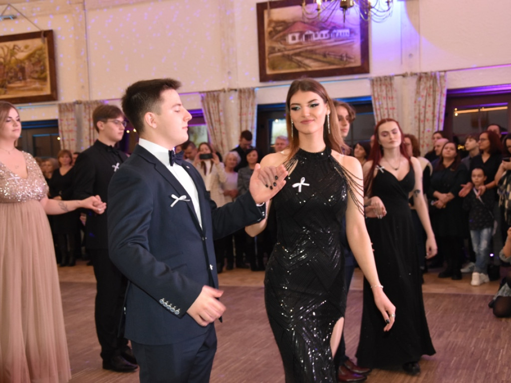 Bal studniówkowy maturzystów Liceum Ogólnokształcącego nr II imienia Joachima Chreptowicza w Ostrowcu Świętokrzyskim