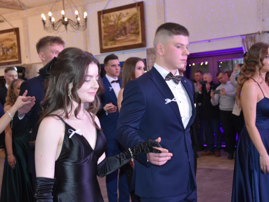 Bal studniówkowy maturzystów Liceum Ogólnokształcącego nr II imienia Joachima Chreptowicza w Ostrowcu Świętokrzyskim