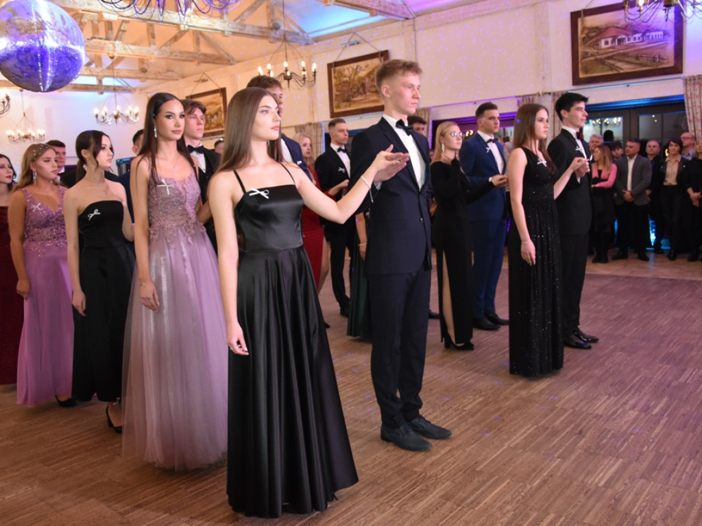 Bal studniówkowy maturzystów Liceum Ogólnokształcącego nr II imienia Joachima Chreptowicza w Ostrowcu Świętokrzyskim