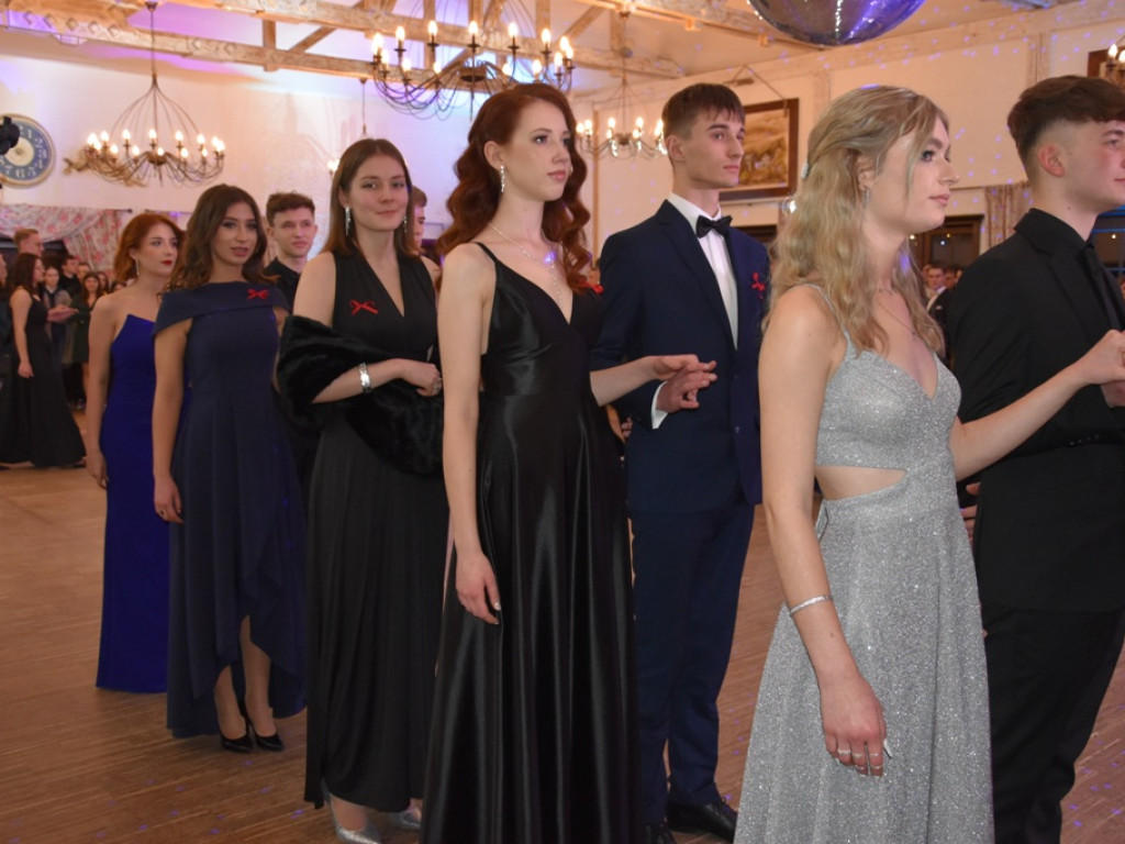Bal studniówkowy maturzystów Liceum Ogólnokształcącego nr II imienia Joachima Chreptowicza w Ostrowcu Świętokrzyskim