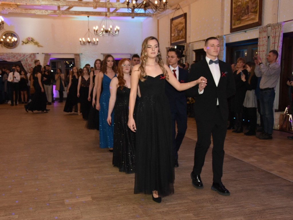Bal studniówkowy maturzystów Liceum Ogólnokształcącego nr II imienia Joachima Chreptowicza w Ostrowcu Świętokrzyskim