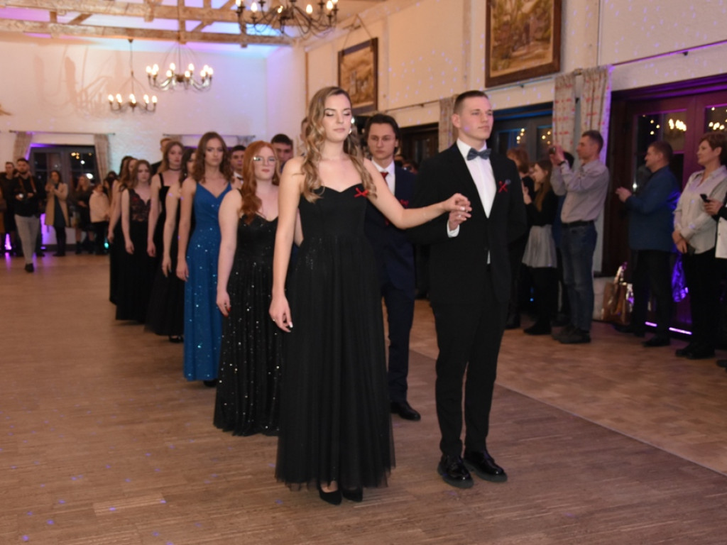 Bal studniówkowy maturzystów Liceum Ogólnokształcącego nr II imienia Joachima Chreptowicza w Ostrowcu Świętokrzyskim