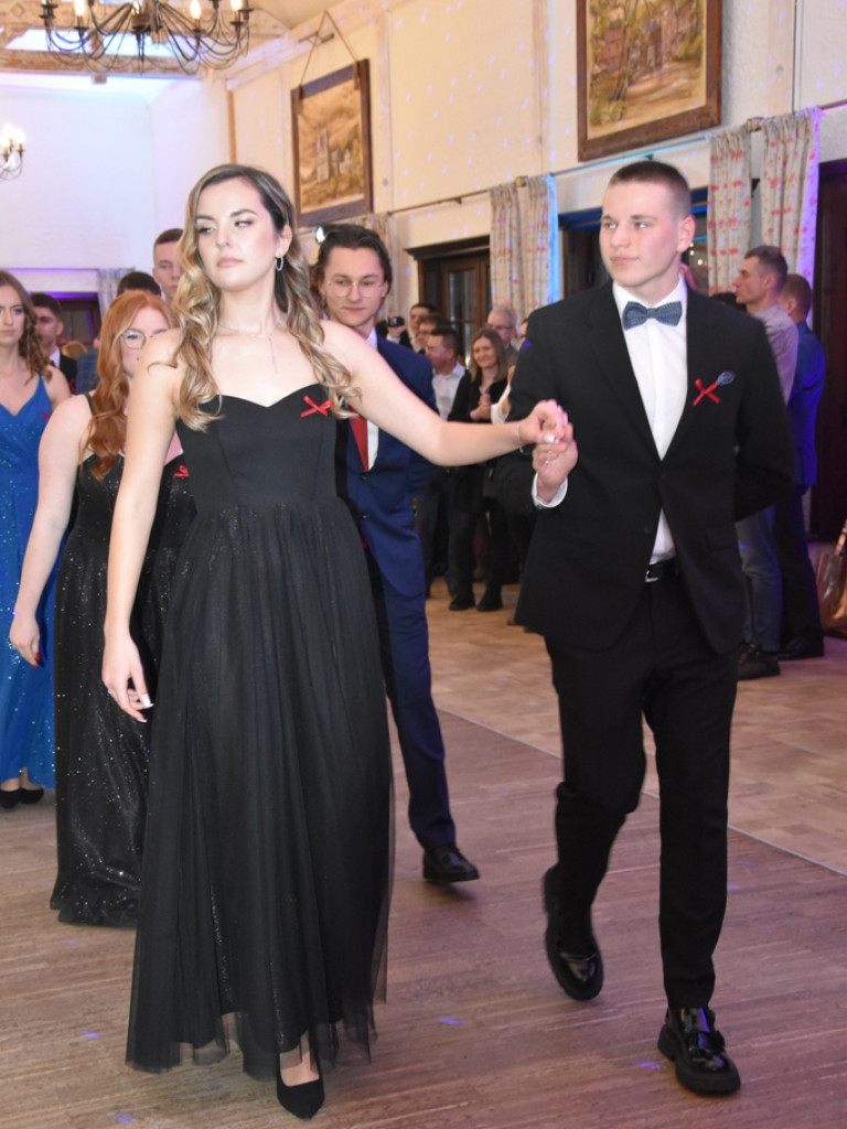 Bal studniówkowy maturzystów Liceum Ogólnokształcącego nr II imienia Joachima Chreptowicza w Ostrowcu Świętokrzyskim