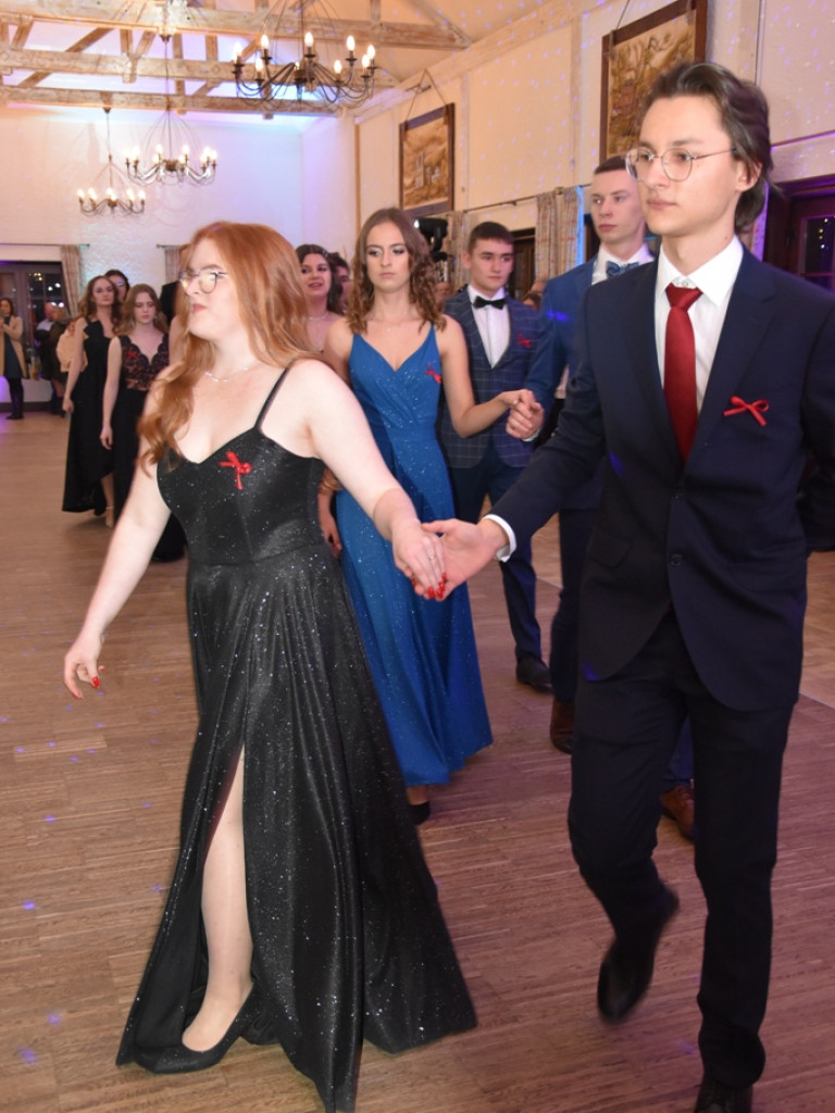 Bal studniówkowy maturzystów Liceum Ogólnokształcącego nr II imienia Joachima Chreptowicza w Ostrowcu Świętokrzyskim