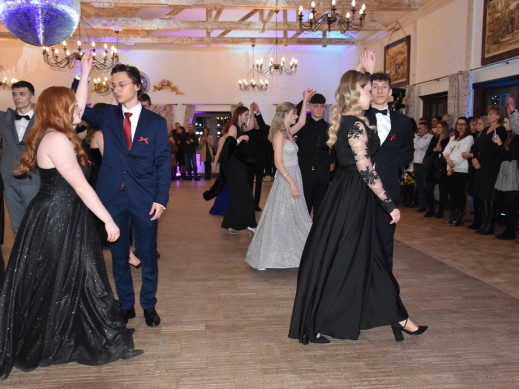 Bal studniówkowy maturzystów Liceum Ogólnokształcącego nr II imienia Joachima Chreptowicza w Ostrowcu Świętokrzyskim