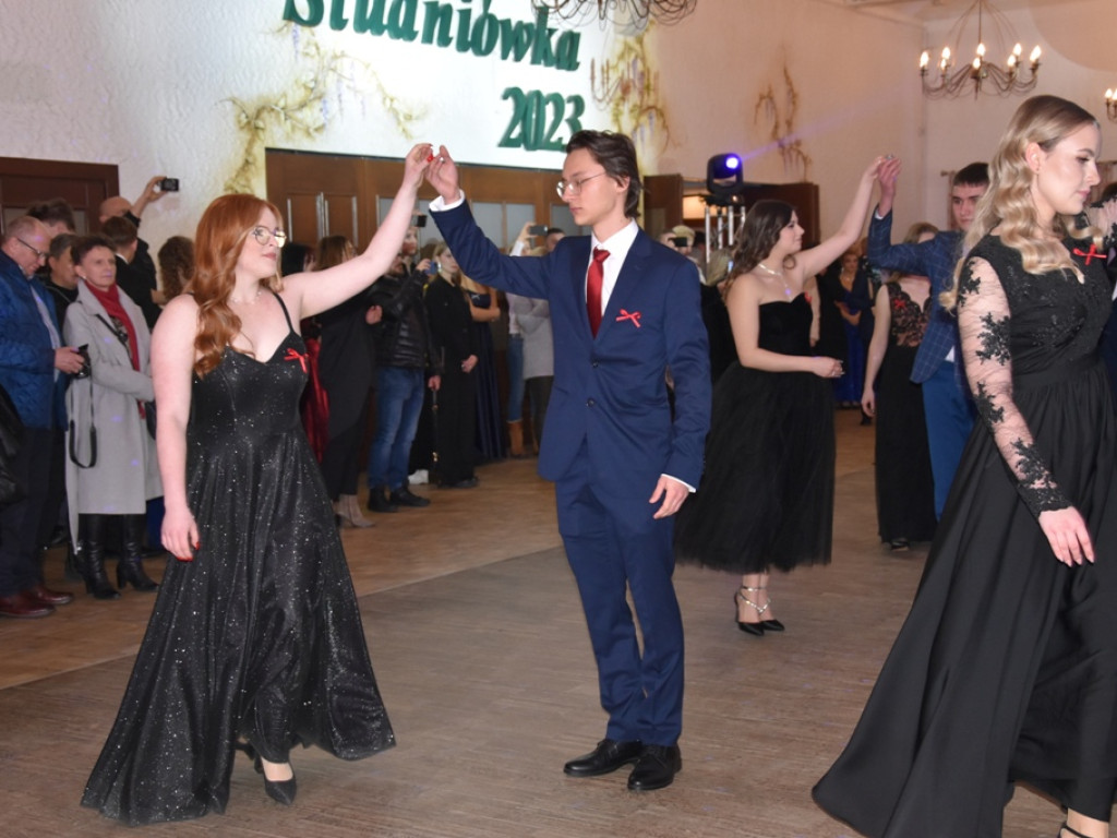 Bal studniówkowy maturzystów Liceum Ogólnokształcącego nr II imienia Joachima Chreptowicza w Ostrowcu Świętokrzyskim