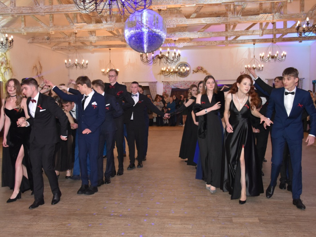 Bal studniówkowy maturzystów Liceum Ogólnokształcącego nr II imienia Joachima Chreptowicza w Ostrowcu Świętokrzyskim