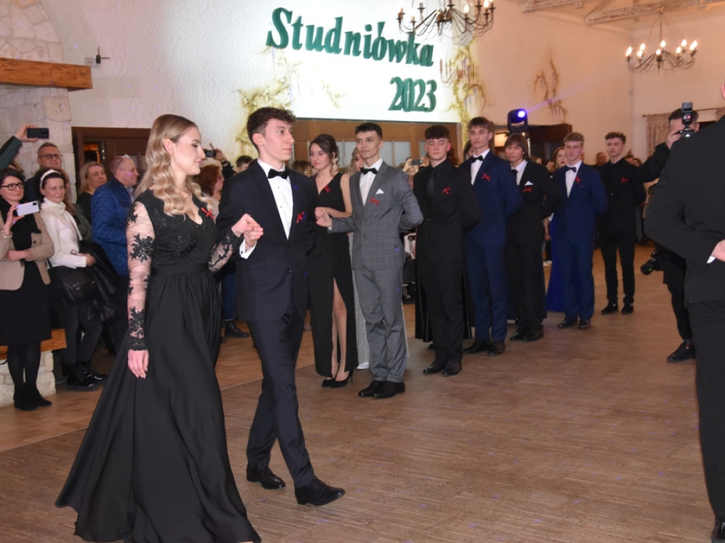 Bal studniówkowy maturzystów Liceum Ogólnokształcącego nr II imienia Joachima Chreptowicza w Ostrowcu Świętokrzyskim