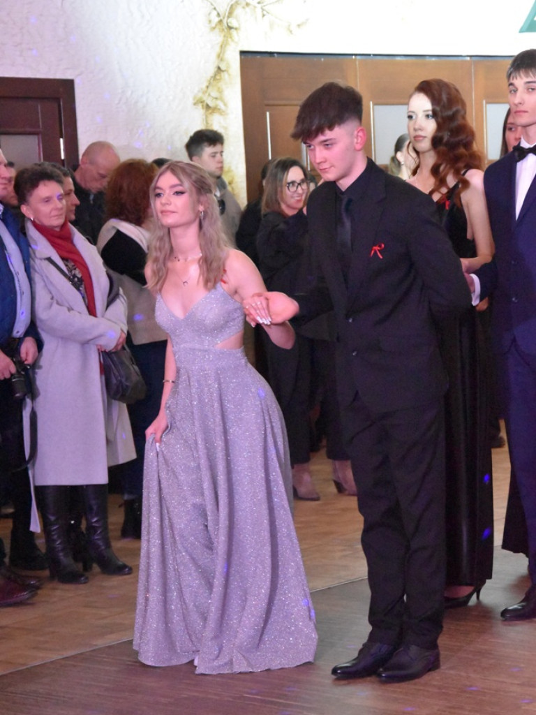 Bal studniówkowy maturzystów Liceum Ogólnokształcącego nr II imienia Joachima Chreptowicza w Ostrowcu Świętokrzyskim