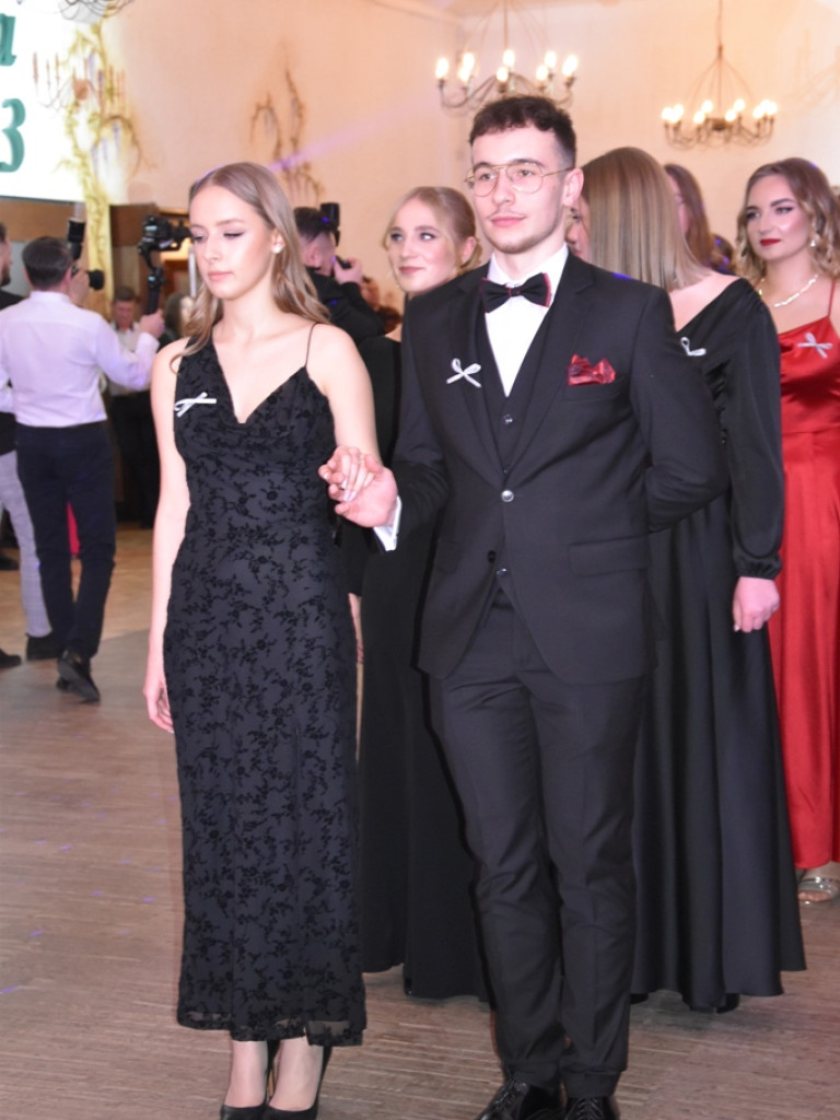 Bal studniówkowy maturzystów Liceum Ogólnokształcącego nr II imienia Joachima Chreptowicza w Ostrowcu Świętokrzyskim