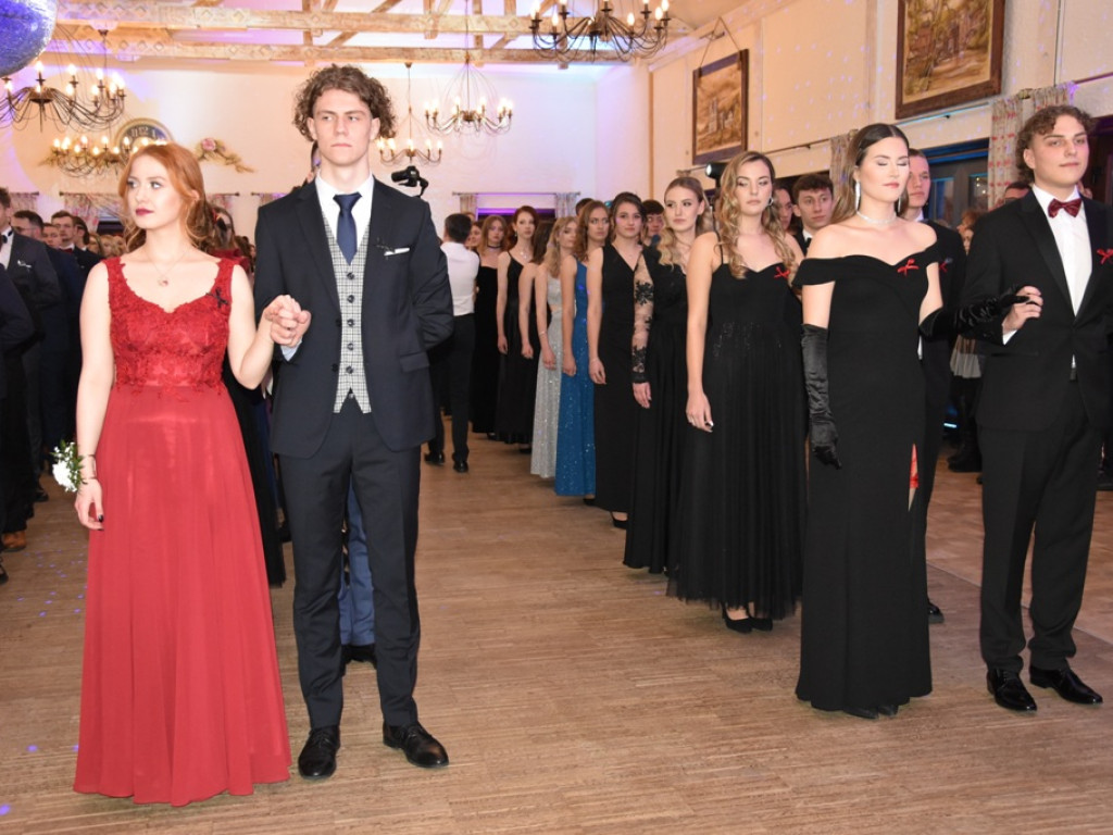 Bal studniówkowy maturzystów Liceum Ogólnokształcącego nr II imienia Joachima Chreptowicza w Ostrowcu Świętokrzyskim
