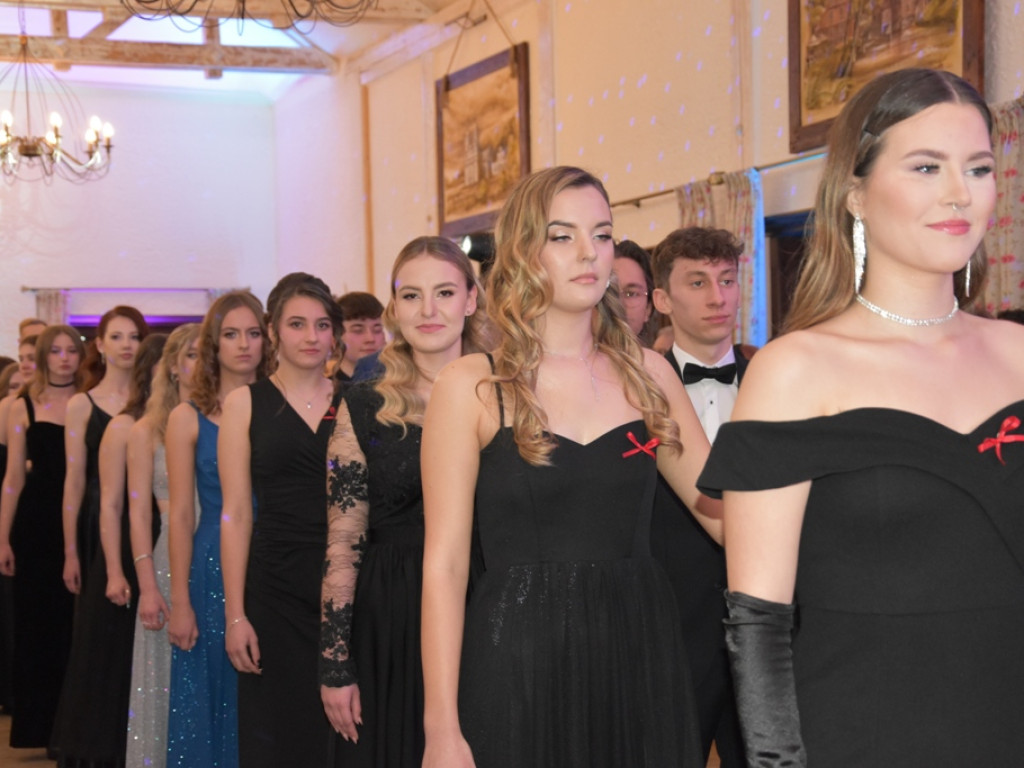 Bal studniówkowy maturzystów Liceum Ogólnokształcącego nr II imienia Joachima Chreptowicza w Ostrowcu Świętokrzyskim