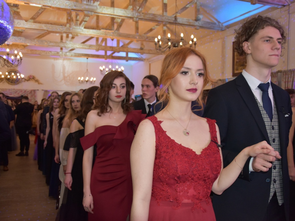 Bal studniówkowy maturzystów Liceum Ogólnokształcącego nr II imienia Joachima Chreptowicza w Ostrowcu Świętokrzyskim