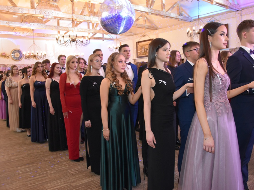 Bal studniówkowy maturzystów Liceum Ogólnokształcącego nr II imienia Joachima Chreptowicza w Ostrowcu Świętokrzyskim