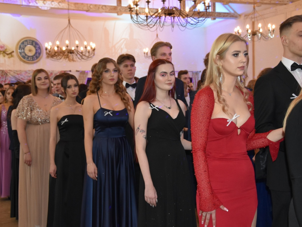 Bal studniówkowy maturzystów Liceum Ogólnokształcącego nr II imienia Joachima Chreptowicza w Ostrowcu Świętokrzyskim