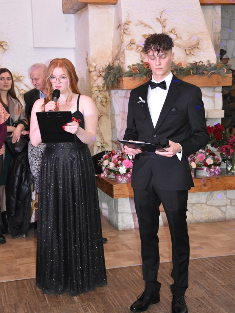 Bal studniówkowy maturzystów Liceum Ogólnokształcącego nr II imienia Joachima Chreptowicza w Ostrowcu Świętokrzyskim