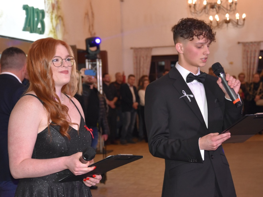 Bal studniówkowy maturzystów Liceum Ogólnokształcącego nr II imienia Joachima Chreptowicza w Ostrowcu Świętokrzyskim