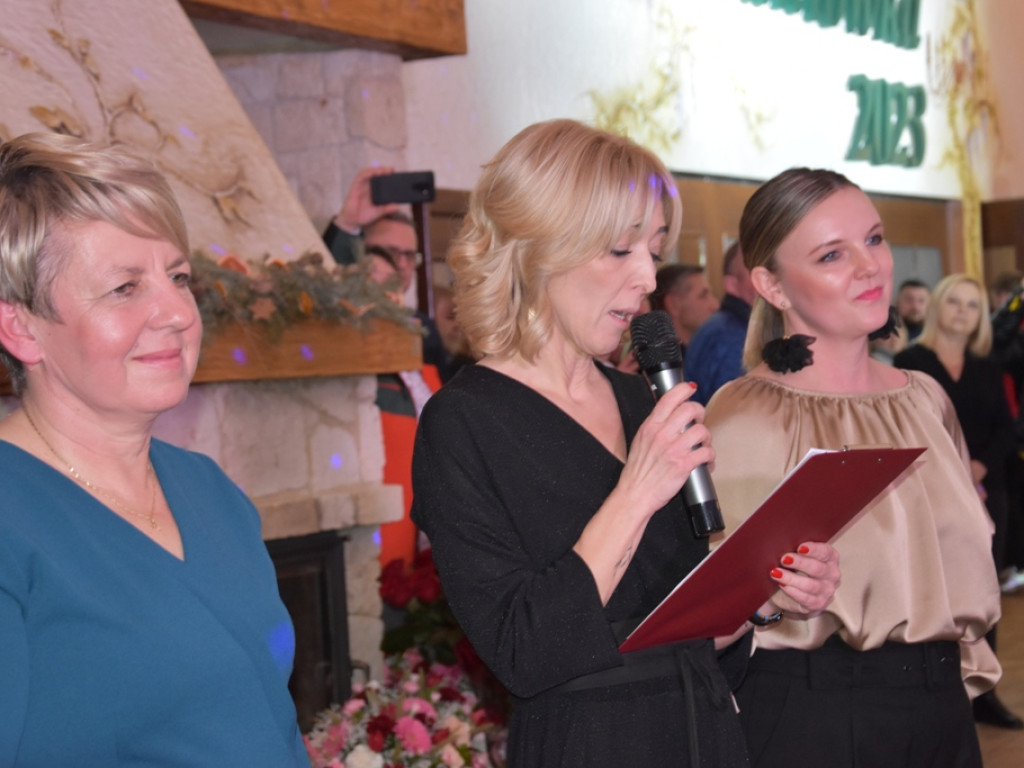 Bal studniówkowy maturzystów Liceum Ogólnokształcącego nr II imienia Joachima Chreptowicza w Ostrowcu Świętokrzyskim
