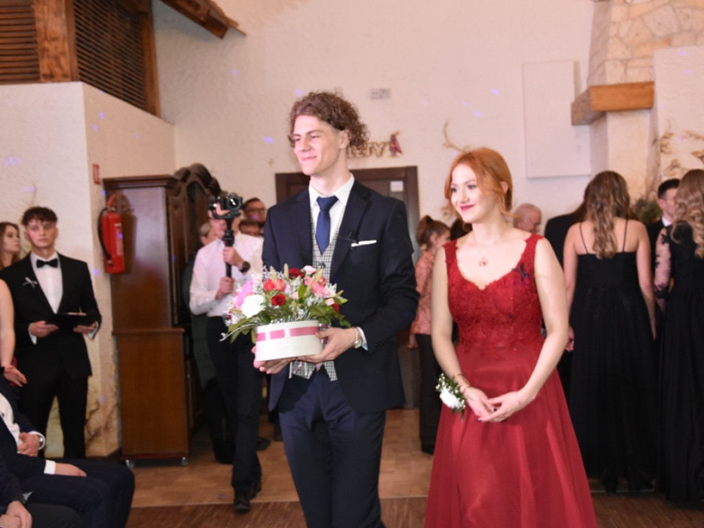 Bal studniówkowy maturzystów Liceum Ogólnokształcącego nr II imienia Joachima Chreptowicza w Ostrowcu Świętokrzyskim