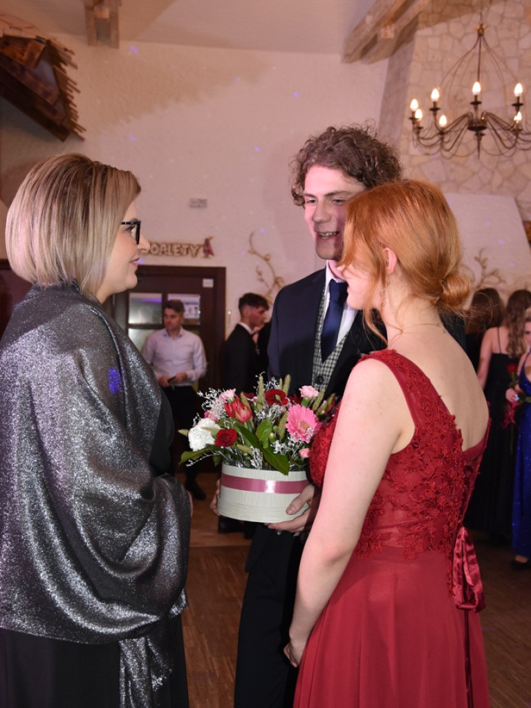 Bal studniówkowy maturzystów Liceum Ogólnokształcącego nr II imienia Joachima Chreptowicza w Ostrowcu Świętokrzyskim