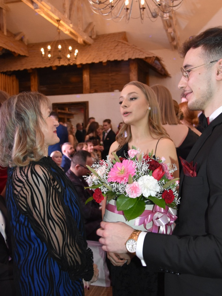 Bal studniówkowy maturzystów Liceum Ogólnokształcącego nr II imienia Joachima Chreptowicza w Ostrowcu Świętokrzyskim