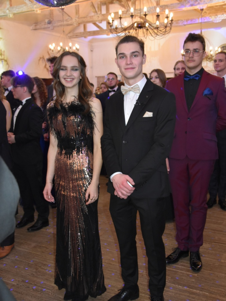Bal studniówkowy maturzystów Liceum Ogólnokształcącego nr II imienia Joachima Chreptowicza w Ostrowcu Świętokrzyskim