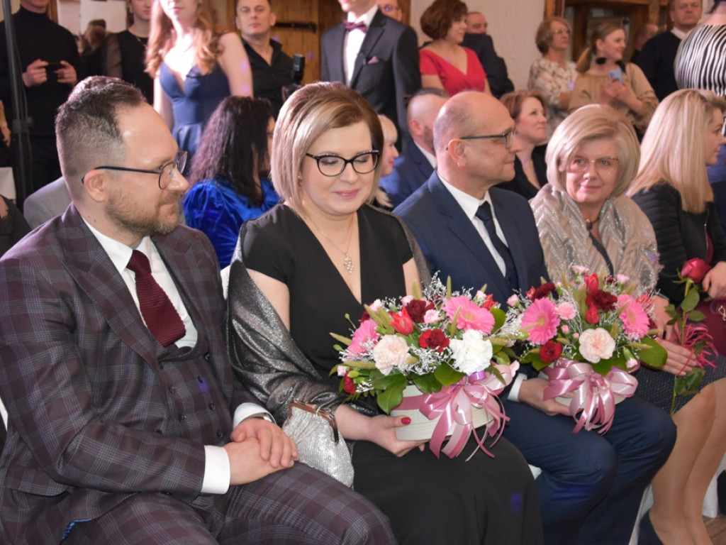 Bal studniówkowy maturzystów Liceum Ogólnokształcącego nr II imienia Joachima Chreptowicza w Ostrowcu Świętokrzyskim