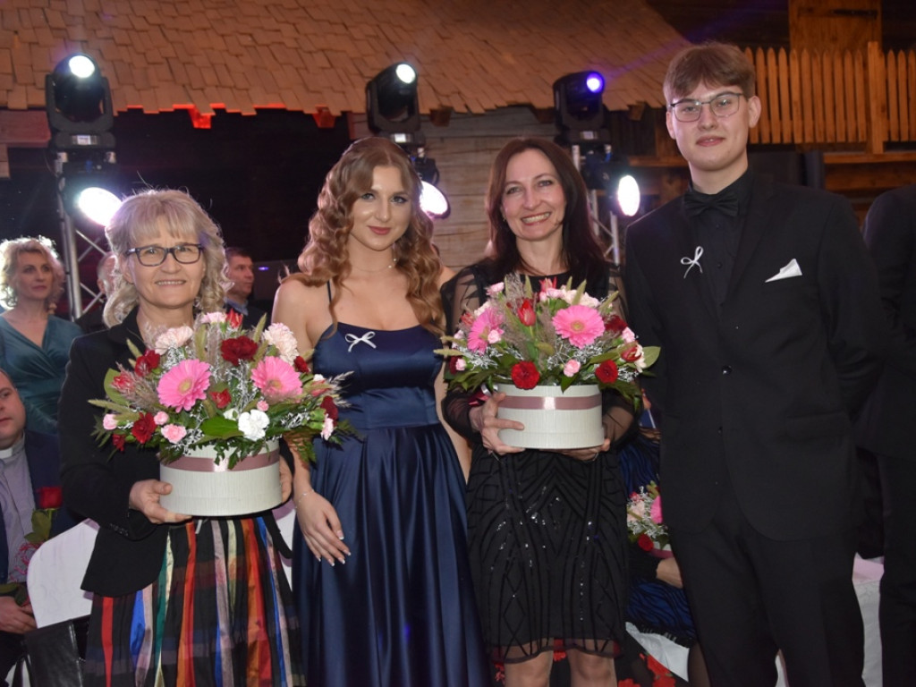 Bal studniówkowy maturzystów Liceum Ogólnokształcącego nr II imienia Joachima Chreptowicza w Ostrowcu Świętokrzyskim