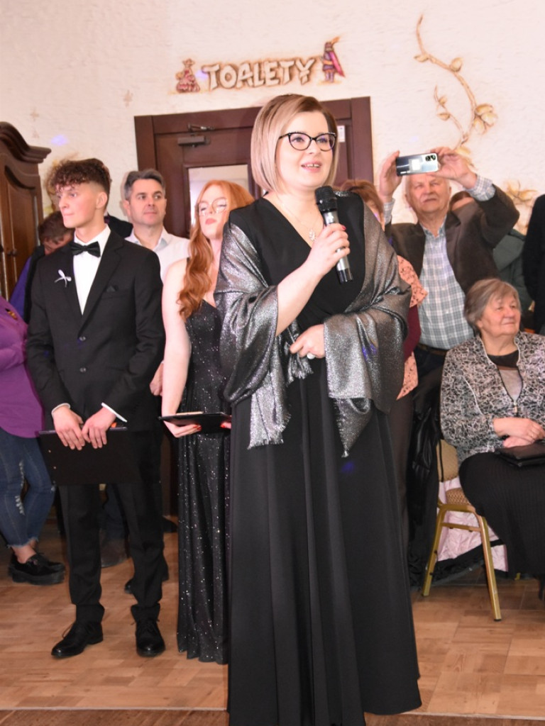 Bal studniówkowy maturzystów Liceum Ogólnokształcącego nr II imienia Joachima Chreptowicza w Ostrowcu Świętokrzyskim