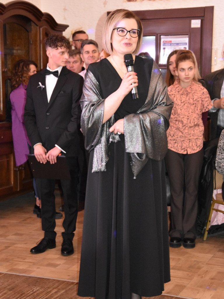 Bal studniówkowy maturzystów Liceum Ogólnokształcącego nr II imienia Joachima Chreptowicza w Ostrowcu Świętokrzyskim