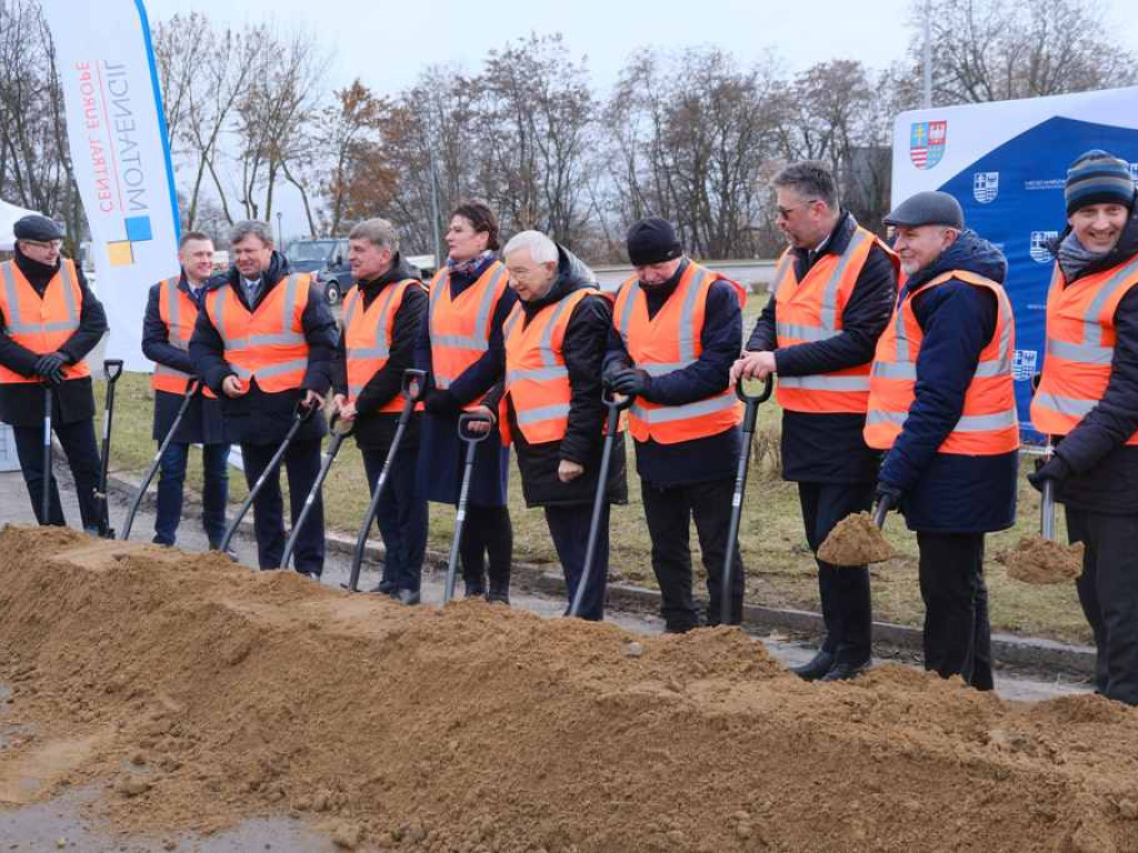 Wbito łopaty pod najważniejsze drogowe zadanie Ostrowca Świętokrzyskiego (zdjęcia)