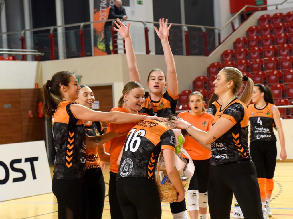II liga siatkówki kobiet. Grupa IV. *KSZO SMS Ostrowiec Świętokrzyski - Wisła Kraków 3:0