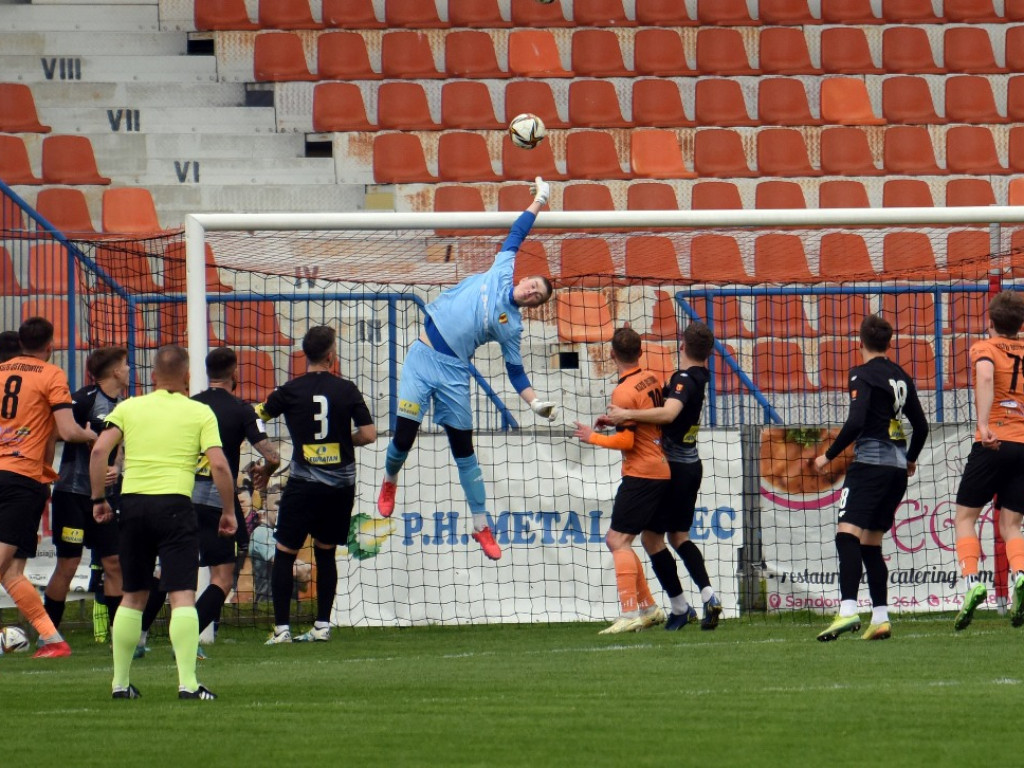 1/4 Pucharu Polski na szczeblu Świętokrzyskiego Związku Piłki Nożnej. *KSZO 1929 Ostrowiec Świętokrzyski - Korona II Kielce k. 3:2 0:0 (0:0).