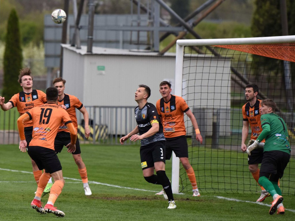 1/4 Pucharu Polski na szczeblu Świętokrzyskiego Związku Piłki Nożnej. *KSZO 1929 Ostrowiec Świętokrzyski - Korona II Kielce k. 3:2 0:0 (0:0).