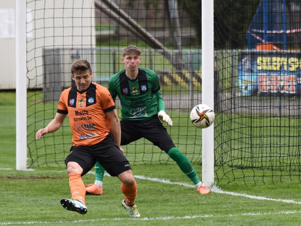 1/4 Pucharu Polski na szczeblu Świętokrzyskiego Związku Piłki Nożnej. *KSZO 1929 Ostrowiec Świętokrzyski - Korona II Kielce k. 3:2 0:0 (0:0).