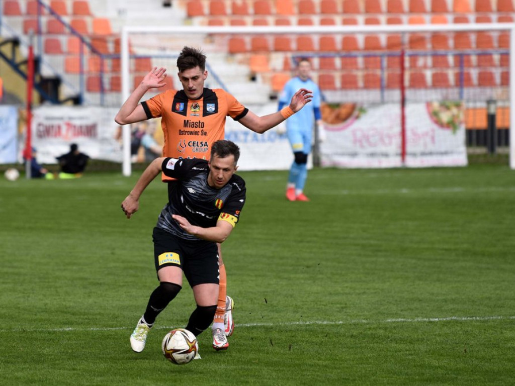1/4 Pucharu Polski na szczeblu Świętokrzyskiego Związku Piłki Nożnej. *KSZO 1929 Ostrowiec Świętokrzyski - Korona II Kielce k. 3:2 0:0 (0:0).