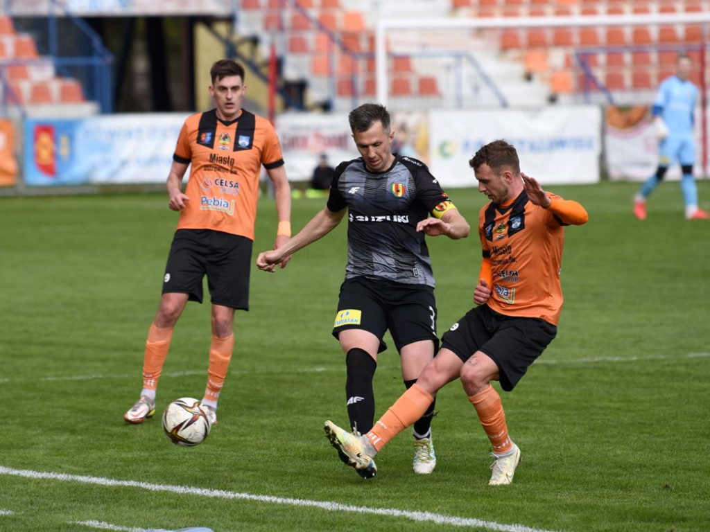 1/4 Pucharu Polski na szczeblu Świętokrzyskiego Związku Piłki Nożnej. *KSZO 1929 Ostrowiec Świętokrzyski - Korona II Kielce k. 3:2 0:0 (0:0).