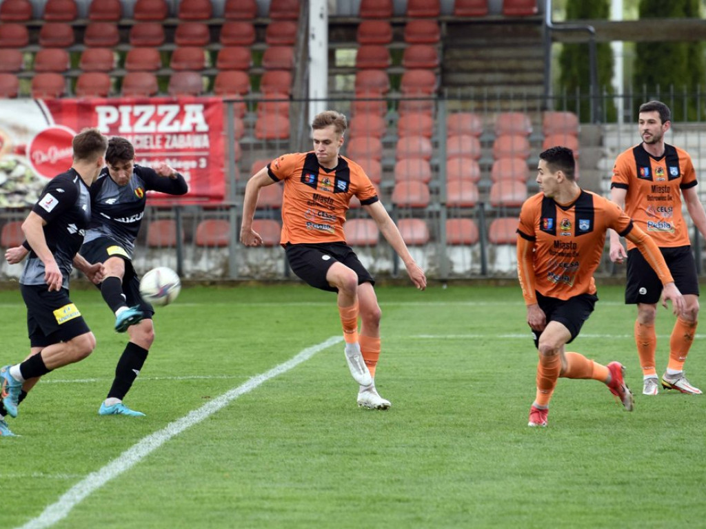 1/4 Pucharu Polski na szczeblu Świętokrzyskiego Związku Piłki Nożnej. *KSZO 1929 Ostrowiec Świętokrzyski - Korona II Kielce k. 3:2 0:0 (0:0).