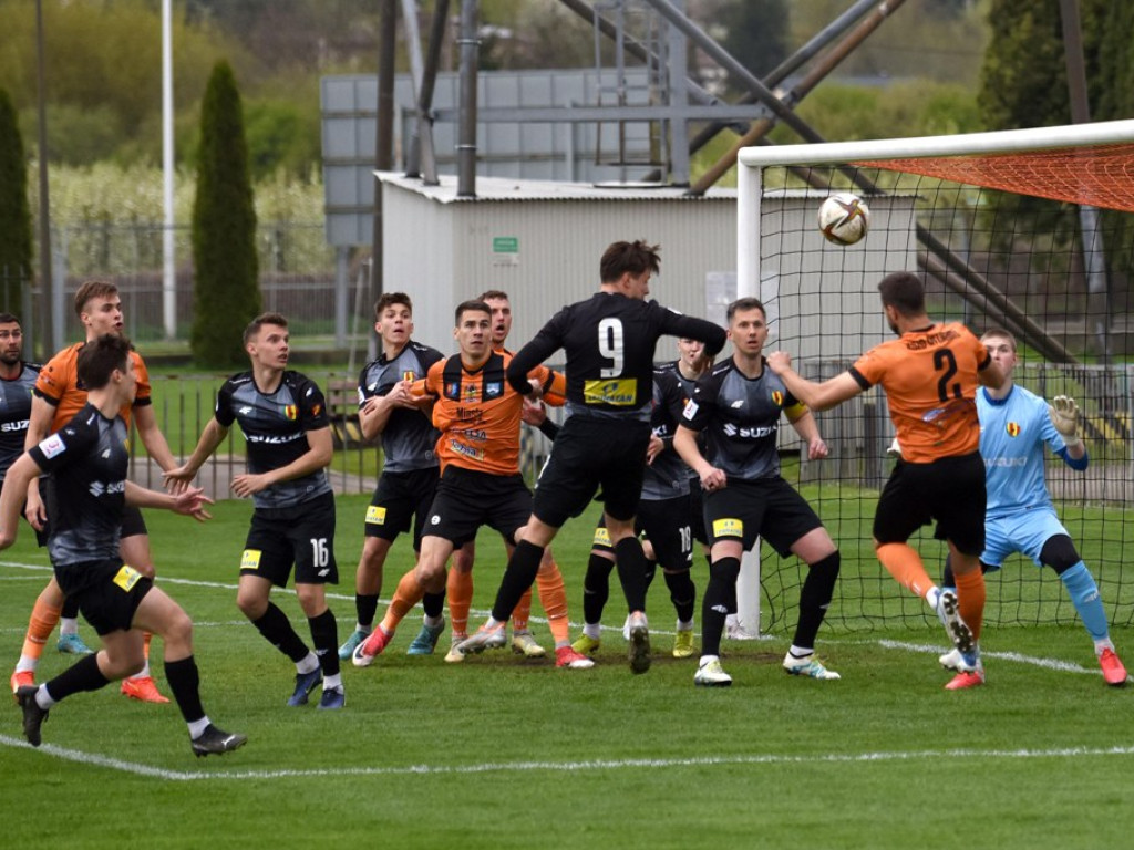 1/4 Pucharu Polski na szczeblu Świętokrzyskiego Związku Piłki Nożnej. *KSZO 1929 Ostrowiec Świętokrzyski - Korona II Kielce k. 3:2 0:0 (0:0).