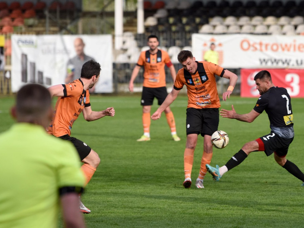 1/4 Pucharu Polski na szczeblu Świętokrzyskiego Związku Piłki Nożnej. *KSZO 1929 Ostrowiec Świętokrzyski - Korona II Kielce k. 3:2 0:0 (0:0).