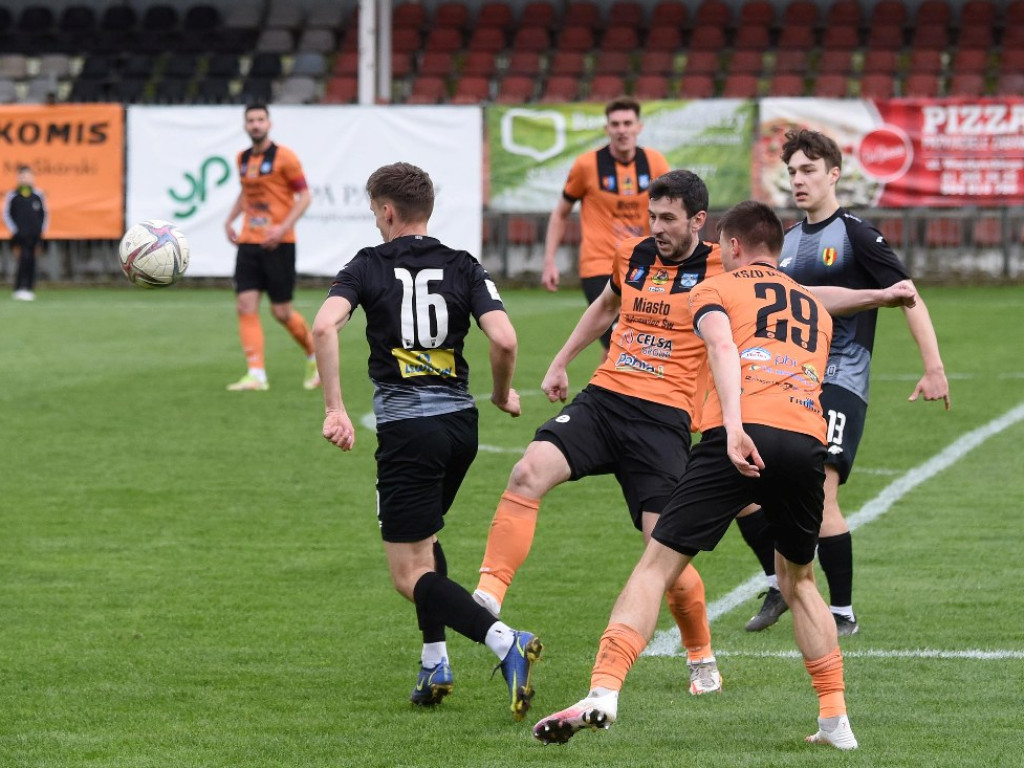 1/4 Pucharu Polski na szczeblu Świętokrzyskiego Związku Piłki Nożnej. *KSZO 1929 Ostrowiec Świętokrzyski - Korona II Kielce k. 3:2 0:0 (0:0).