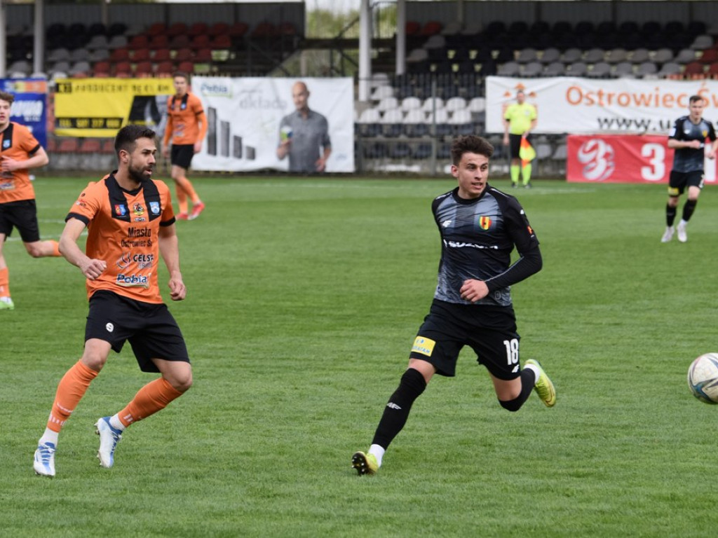 1/4 Pucharu Polski na szczeblu Świętokrzyskiego Związku Piłki Nożnej. *KSZO 1929 Ostrowiec Świętokrzyski - Korona II Kielce k. 3:2 0:0 (0:0).