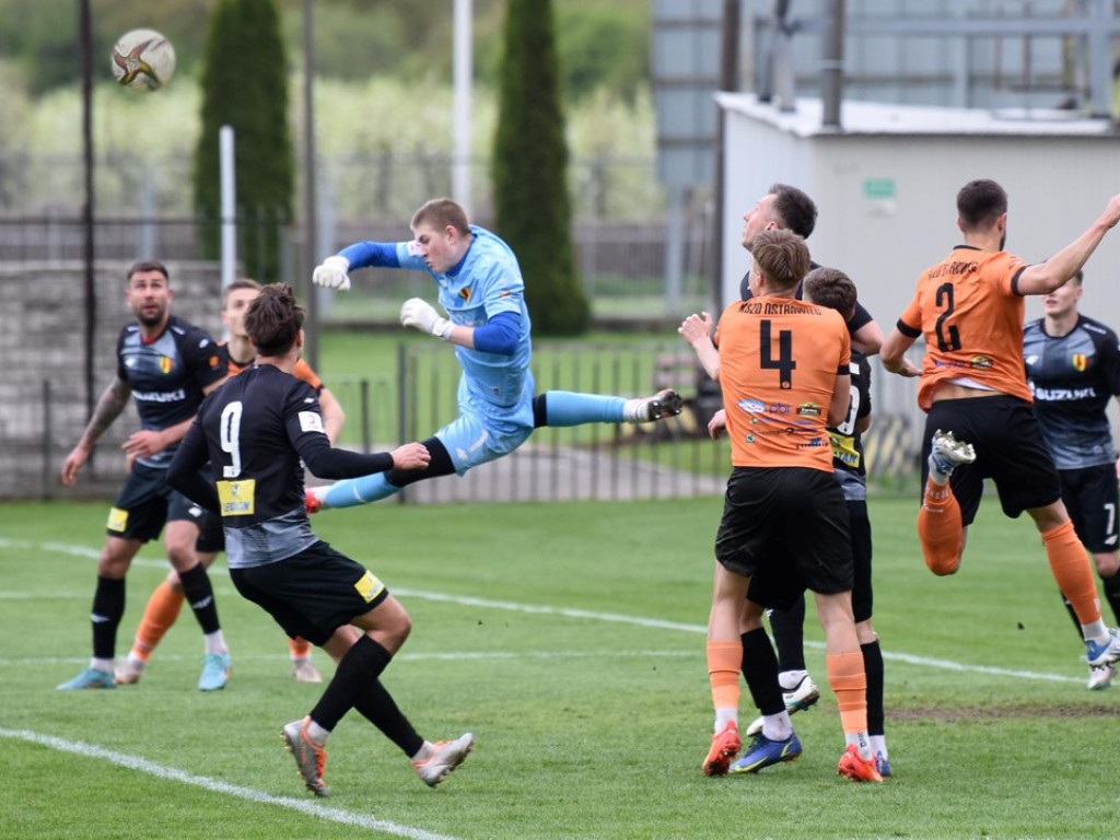1/4 Pucharu Polski na szczeblu Świętokrzyskiego Związku Piłki Nożnej. *KSZO 1929 Ostrowiec Świętokrzyski - Korona II Kielce k. 3:2 0:0 (0:0).