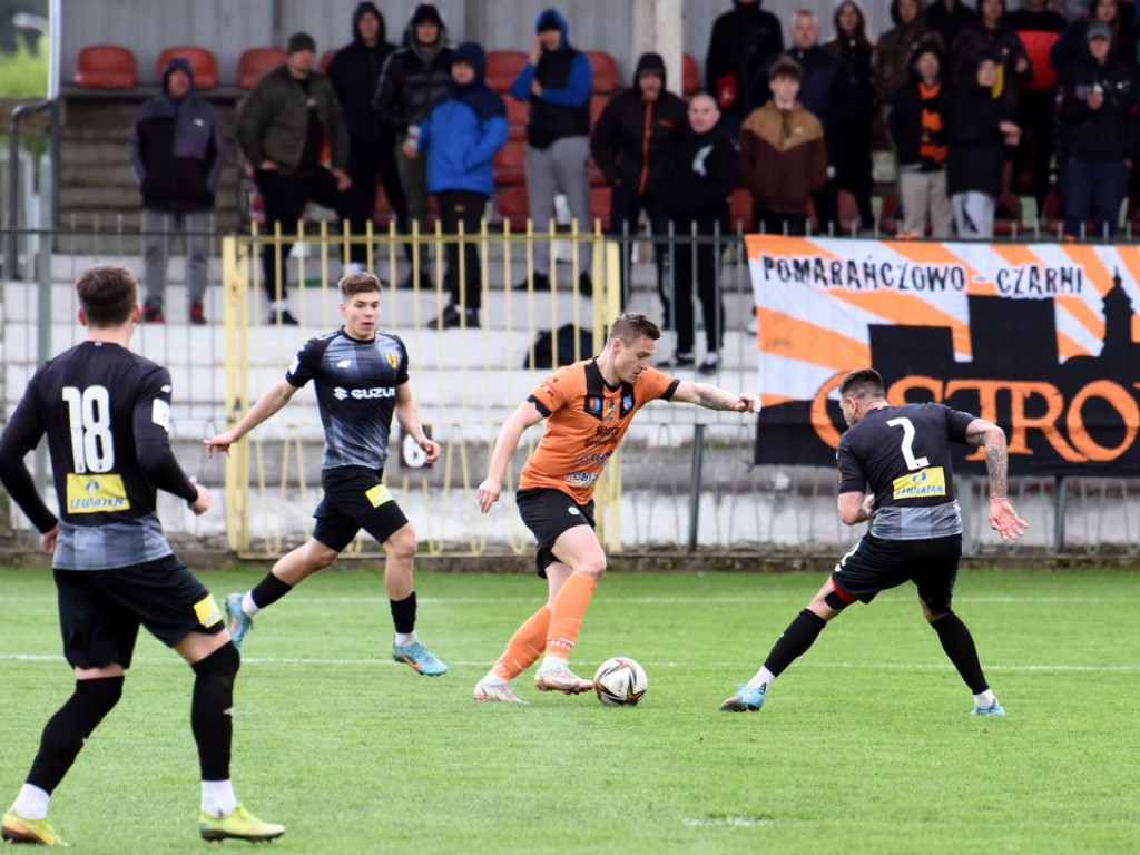 1/4 Pucharu Polski na szczeblu Świętokrzyskiego Związku Piłki Nożnej. *KSZO 1929 Ostrowiec Świętokrzyski - Korona II Kielce k. 3:2 0:0 (0:0).