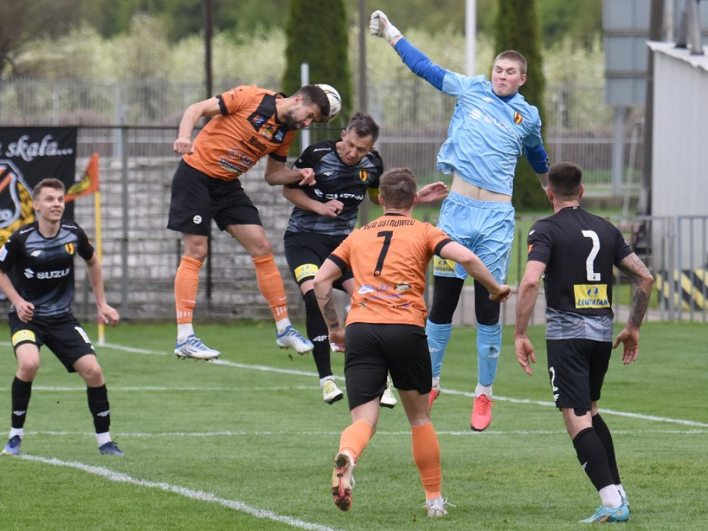1/4 Pucharu Polski na szczeblu Świętokrzyskiego Związku Piłki Nożnej. *KSZO 1929 Ostrowiec Świętokrzyski - Korona II Kielce k. 3:2 0:0 (0:0).