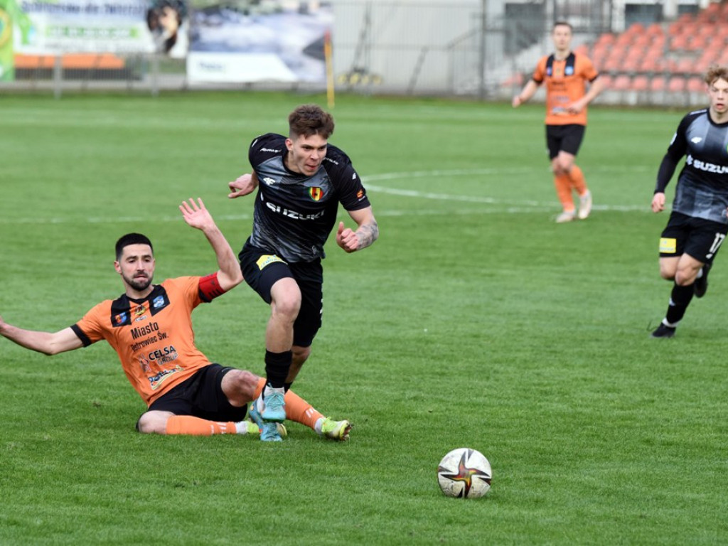 1/4 Pucharu Polski na szczeblu Świętokrzyskiego Związku Piłki Nożnej. *KSZO 1929 Ostrowiec Świętokrzyski - Korona II Kielce k. 3:2 0:0 (0:0).