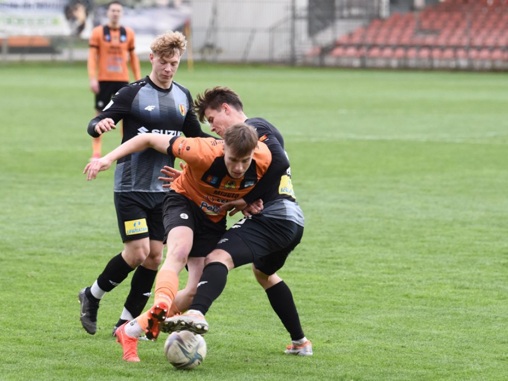 1/4 Pucharu Polski na szczeblu Świętokrzyskiego Związku Piłki Nożnej. *KSZO 1929 Ostrowiec Świętokrzyski - Korona II Kielce k. 3:2 0:0 (0:0).