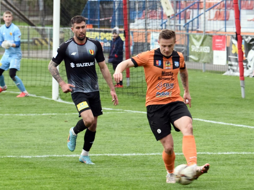 1/4 Pucharu Polski na szczeblu Świętokrzyskiego Związku Piłki Nożnej. *KSZO 1929 Ostrowiec Świętokrzyski - Korona II Kielce k. 3:2 0:0 (0:0).
