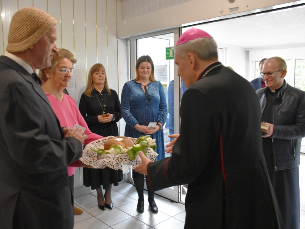 Biskup K. Nitkiewicz u podopiecznych DPS (zdjęcia)