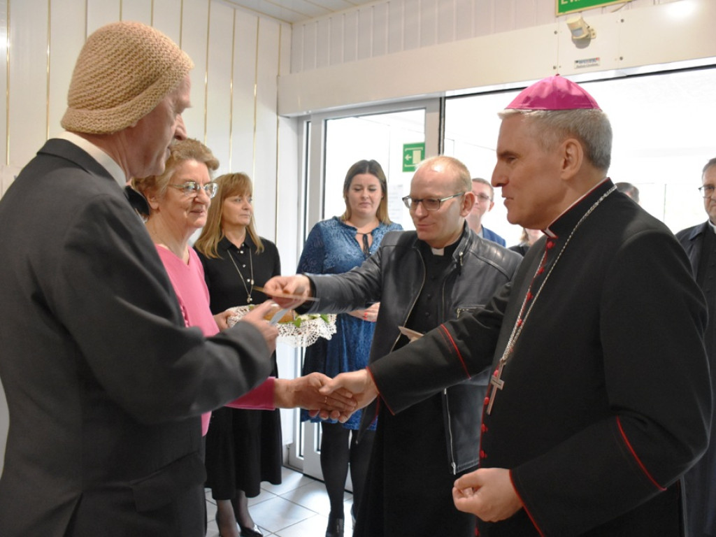Biskup K. Nitkiewicz u podopiecznych DPS (zdjęcia)